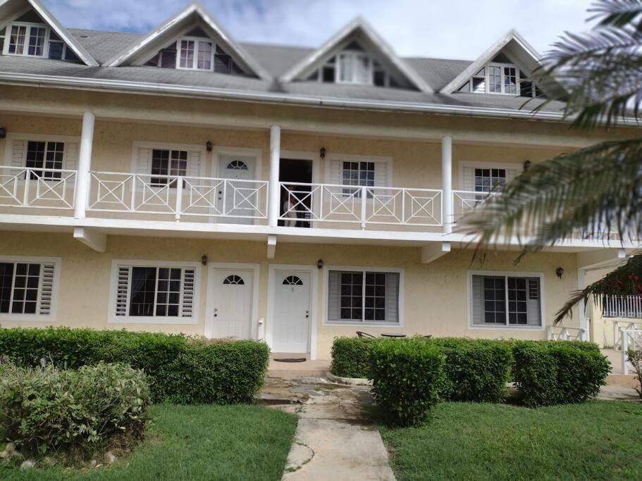 Club Caribbean Apartments Runaway Bay Exterior foto