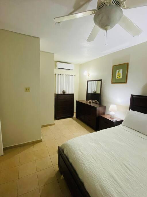 Club Caribbean Apartments Runaway Bay Exterior foto
