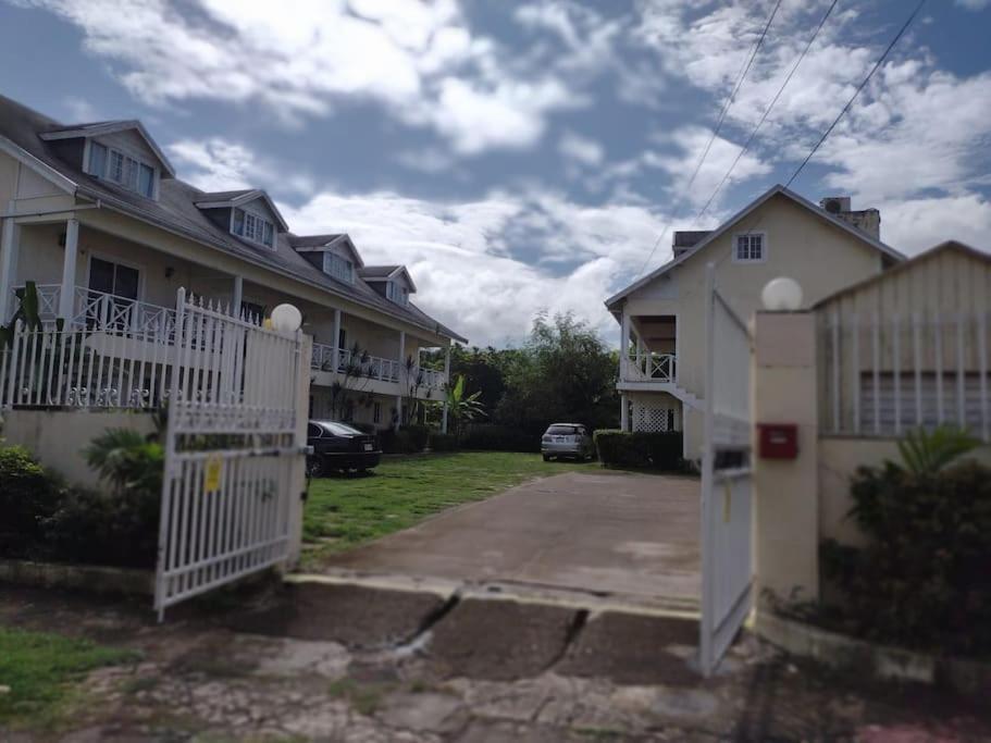 Club Caribbean Apartments Runaway Bay Exterior foto
