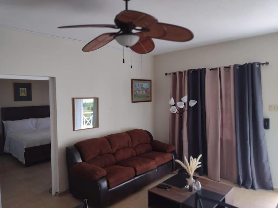 Club Caribbean Apartments Runaway Bay Exterior foto